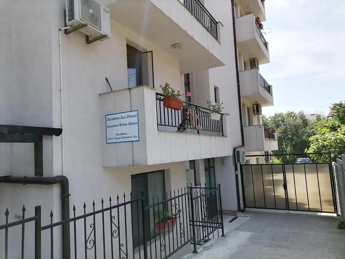 White Home-Apartament بورغاس شقة